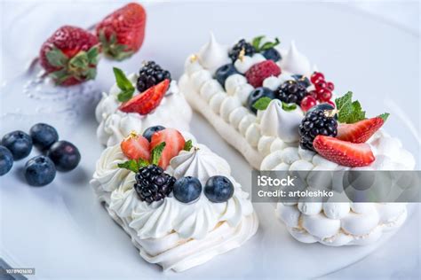 Beeren und Mandeltorte auf weißem Teller