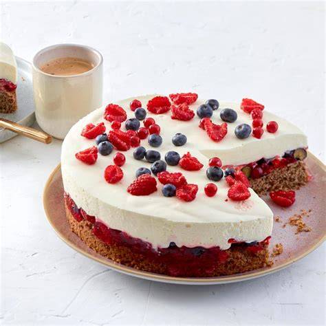Beeren und Tortenguss auf der Joghurt Sahne Torte