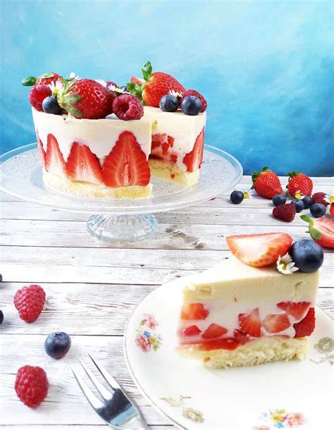 Beeren-Blätterteigtorte mit Schokoröllchen
