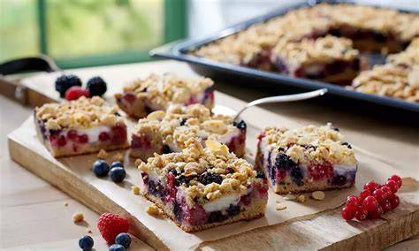 Beeren-Blechkuchen mit Buchweizen-Streuseln