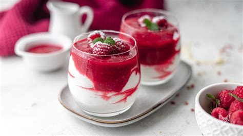Beeren-Cheesecake im Glas mit Mascarpone-Creme und Beerensauce
