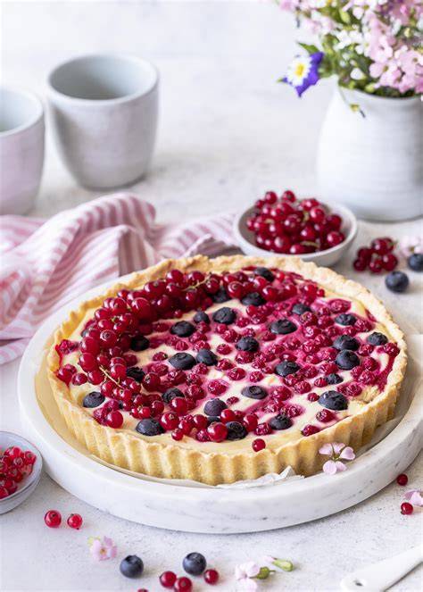 Beeren-Cheesecake-Tarte mit Puderzucker