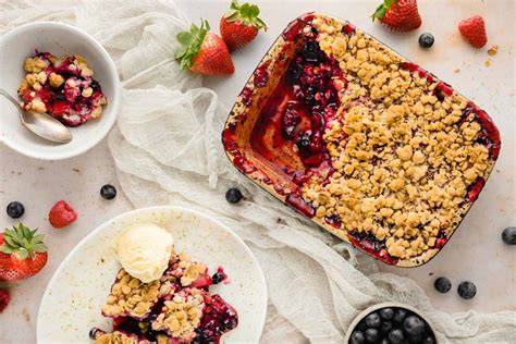 Beeren-Crumble - frische Beeren mit knusprigen Streuseln, serviert mit Vanilleeis