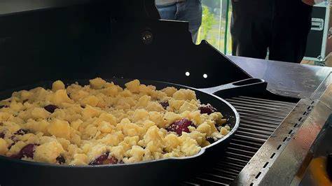 Beeren-Crumble auf dem Grill