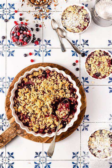 Beeren-Crumble auf dem Grill - Marinade, Streusel und fertiges Dessert