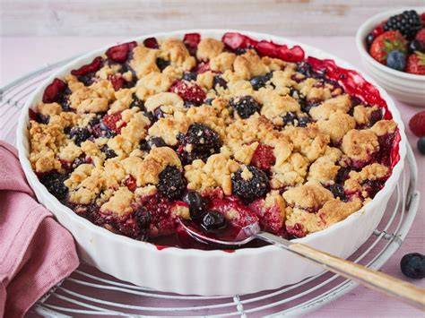 Beeren-Crumble frisch aus der Grillschale