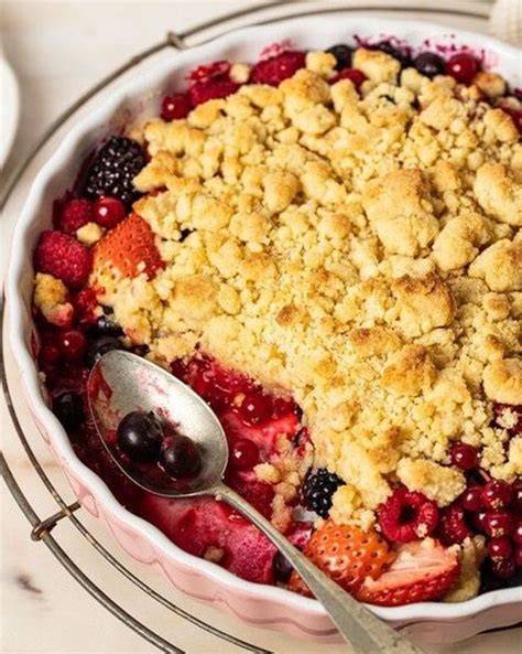 Beeren-Crumble in Grillschale