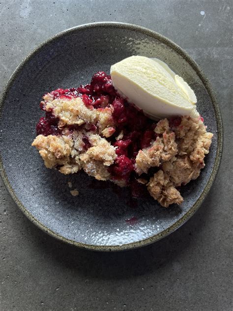 Beeren-Crumble in kleinen Auflaufformen mit Vanilleeis - Serviervorschlag
