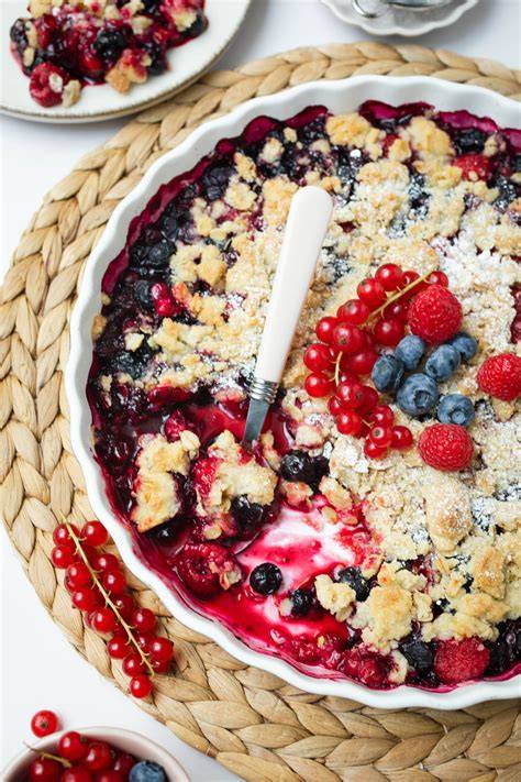 Beeren-Crumble mit Haferflockenstreuseln in der Keramikform, Serviervorschlag