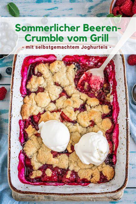 Beeren-Crumble mit Joghurteis auf Grill