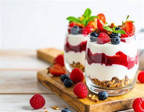 Beeren-Dessert im Glas mit Granola und Minze