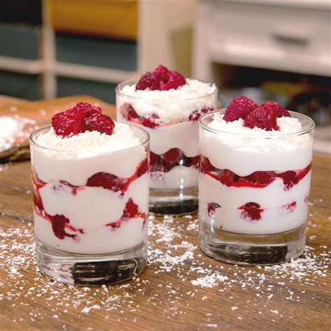 Beeren-Dessert mit Joghurt und Quark in Gläsern