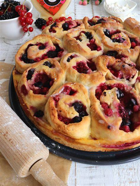 Beeren-Hefeschnecken auf Backblech