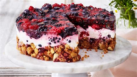 Beeren-Joghurt-Torte angeschnitten, sommerlich dekoriert