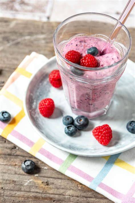 Beeren-Kakao-Smoothie in Glas mit frischen Beeren