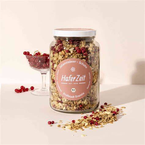 Beeren-Kompottschichten im Glas mit Granola