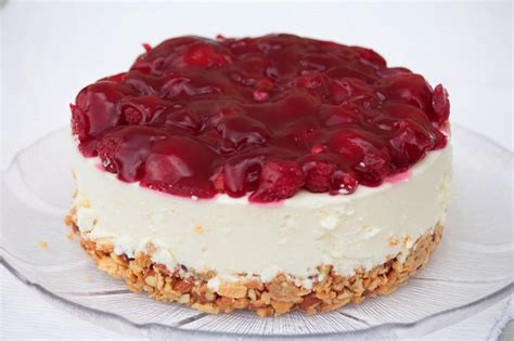 Beeren-Quark-Torte mit Keksboden