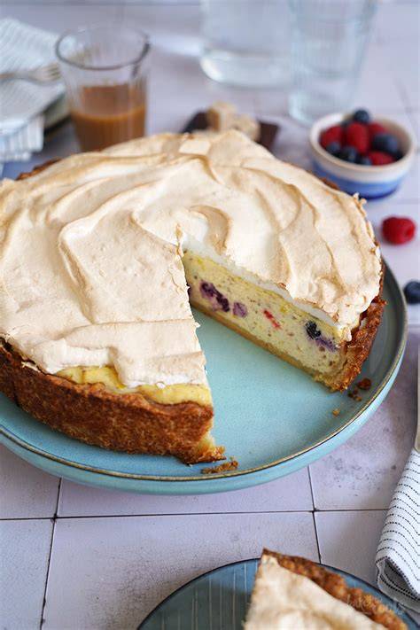 Beeren-Schmand-Torte mit frischen Himbeeren und Blaubeeren