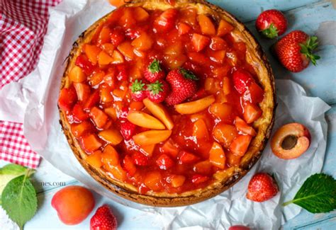 Beeren-Schmandkuchen: Erdbeeren, Blaubeeren und Aprikosen auf cremiger Schmandschicht