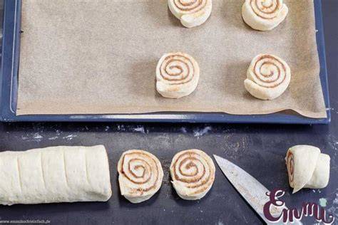 Beeren-Schnecken Visualisierung: Teig, Füllung, Rollen