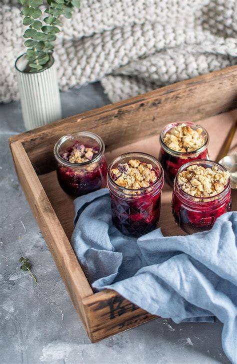Beeren-Streusel-Dessert im Glas