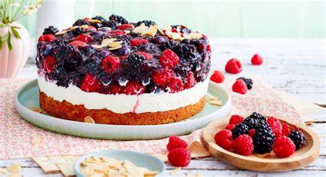 Beeren-Torte mit Himbeeren, Blaubeeren und Brombeeren