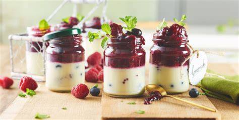 Beerenkompott auf Panna Cotta - Serviervorschlag