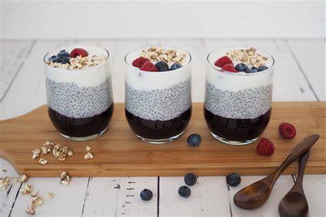 Beerenkompott im Glas mit Granola
