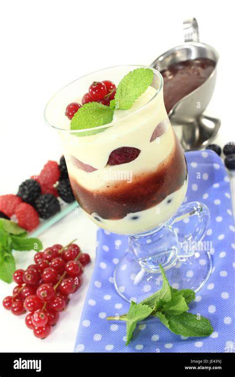Beerenkompott und Zitronen-Quark-Creme im Glas, geschichtet