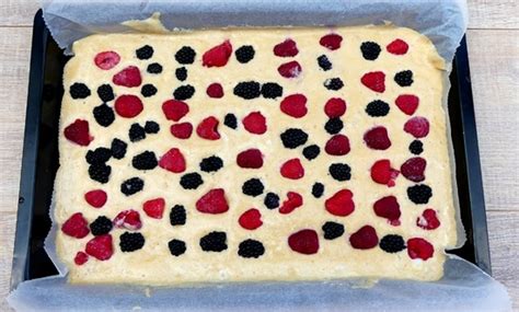 Beerenkuchen frisch gebacken auf Backblech