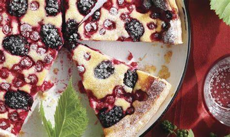 Beerenkuchen mit Mandelmehl und Puderzucker