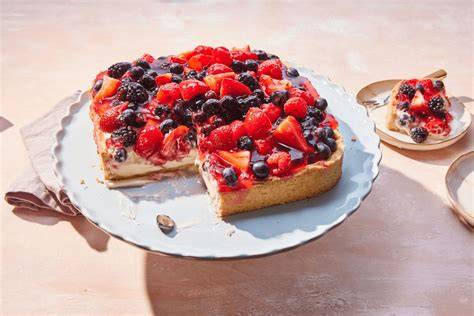 Beerenkuchen mit Nussboden im Anschnitt
