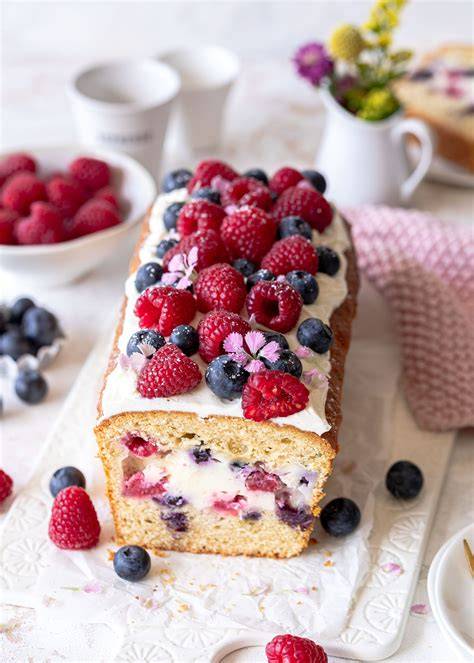 Beerenkuchen mit Ricotta und Joghurt, mit frischen Himbeeren und Blaubeeren garniert