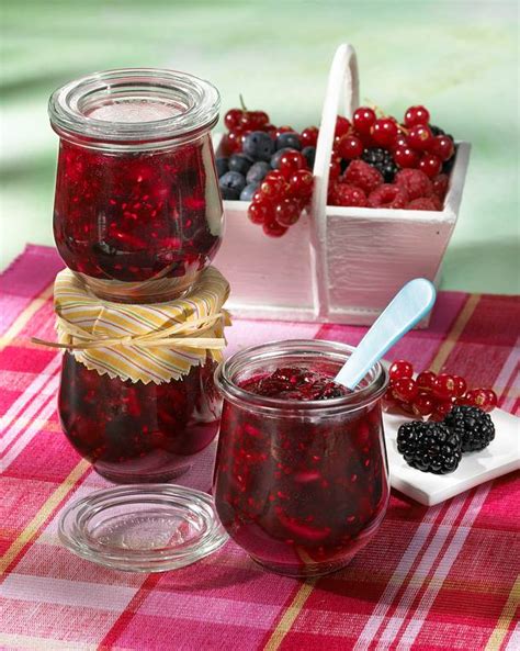 Beerenmarmelade mit Chia-Samen im Glas