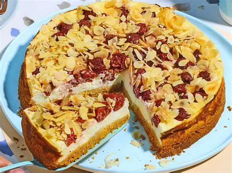 Beerenmarmorierter Quarkkuchen angeschnitten