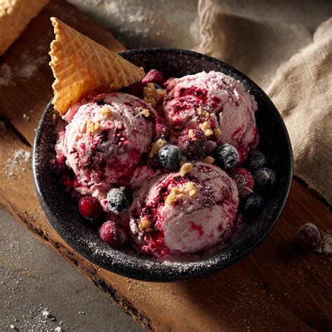 Beerenmix im Eis (Erdbeeren, Himbeeren, Blaubeeren)