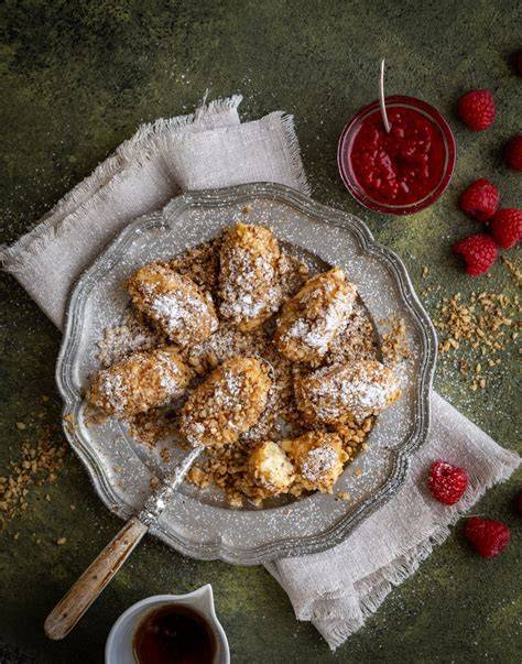 Beerenpüree und Cantuccini-Crunch
