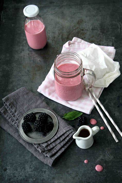Beerensauce in Glas mit frischen Beeren