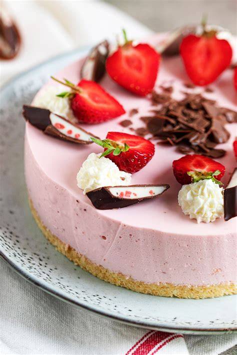 Beerentopping auf Philadelphia-Torte: Himbeeren, Erdbeeren und Minze
