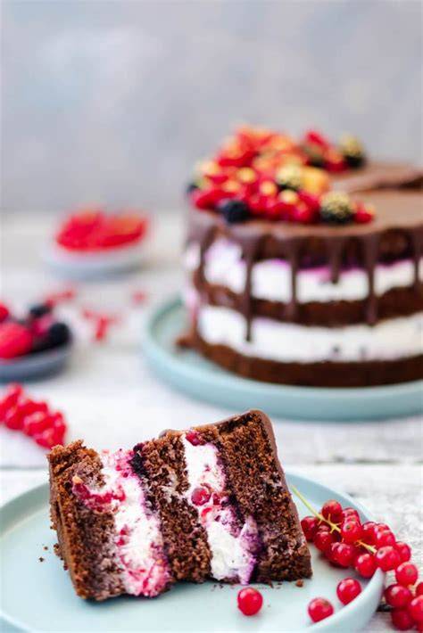 Beerentorte mit Schokoladen-Drip und vergoldeten Tropfen