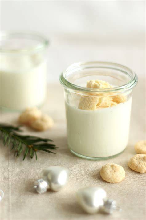 Beerentrifle mit Mandellikör in Gläsern angerichtet