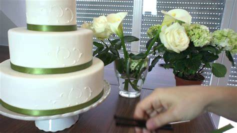 Befestigung von Fondant-Deko auf Torten