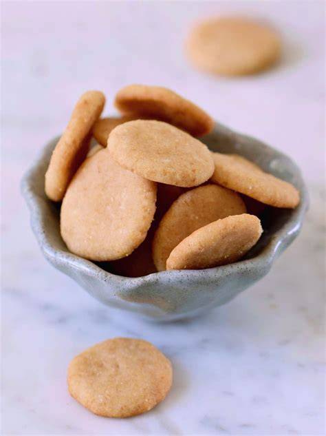 Behälter mit verschiedenen Eierplätzchen ohne Zucker und Tipps zur Lagerung
