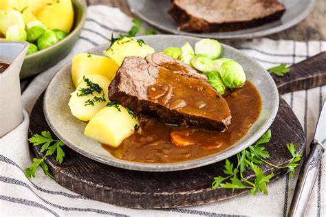 Beilagen-Idee: Kartoffelgratin und Parmesan-Rosenkohl neben Rinderbraten