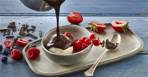 Beispiel: Dessertteller mit Spiegel aus Schokoladensauce und frischen Beeren