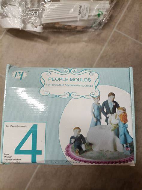 Beispiel: Fondant-Torte mit aufgesetzten Figuren aus klassischem Fondant