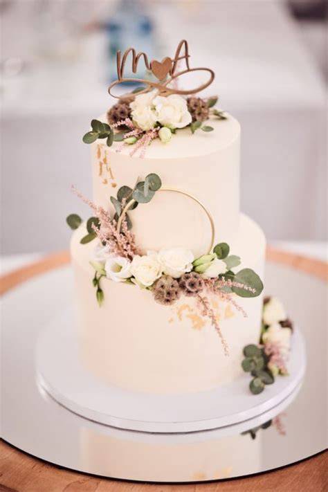 Beispiel: Goldene Fondanttorte mit Metallic-Spray