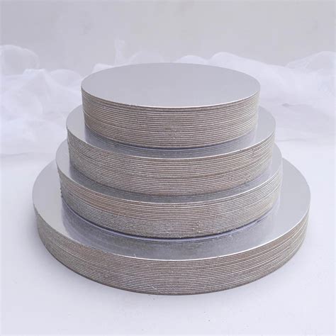 Beispiel: Hochzeitstorte auf silbernem Cake Drum