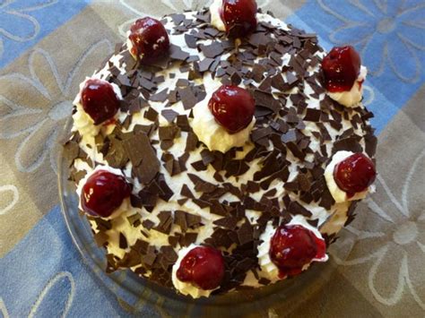 Beispiel: Kleine Torte in 20 cm Springform, angeschnitten und dekoriert