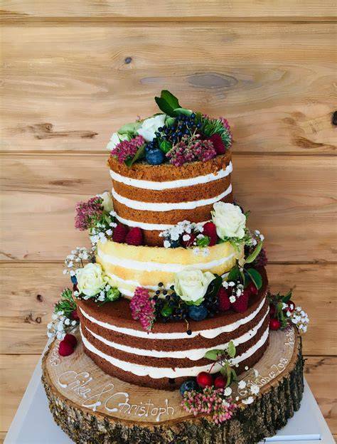 Beispiel: Naked Cake vs. voll eingedeckte Torte